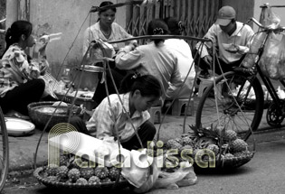 Un restaurant de rue dans les vieux quartiers de Hanoi, au Vietnam