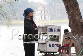 A vendor by the Hoan Kiem Lake