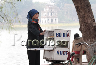 A vendor by the Hoan Kiem Lake A vendor by the Hoan Kiem Lake