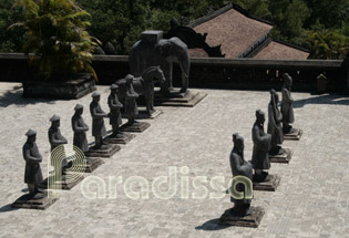 Statues of mandarins at the front yard