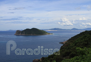 The Nua Island & The sea of Van Phong Bay