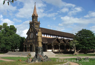  l'église en bois à Kon Tum au Vietnam