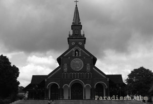 église en bois de Kon Tum