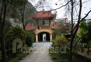 The path leading to the cave and pagoda of Tam Thanh