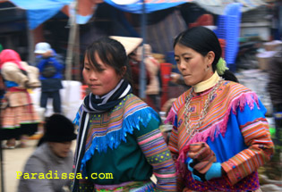 Deux filles Hmong Fleur au marché du dimanche de Bac Ha