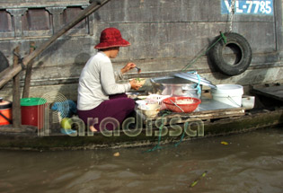 Boat restaurant serving breakfast to traders at the floating market at Cai Be