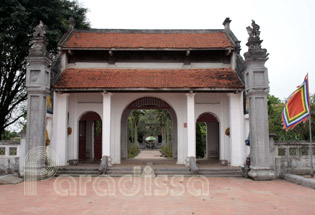 Gate to Pho Minh Pagoda 