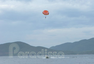 Parachute ascensionnel dans la baie de Nha Trang