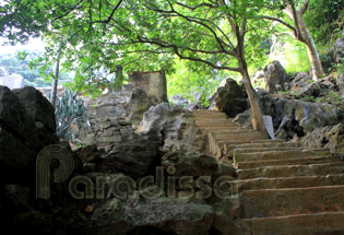 Sentier de randonnée jusqu'au sommet de la pagode