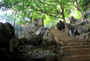 Hiking path to the top of Bich Dong Pagoda