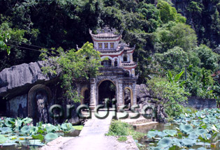 La porte à la pagode de Bich Dong