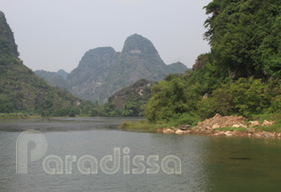 Les montagnes paisibles de Trang An