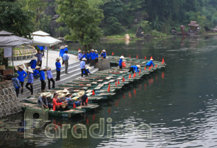 L'embarcadère pour des bateaux à rames à Trang An
