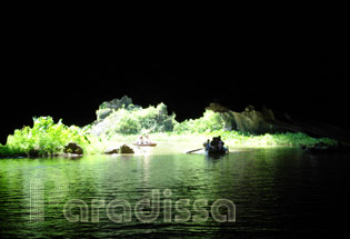 Une grotte sous l'eau à Trang An