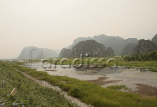 La réserve naturelle de Van Long est un champ inondé et entouré de montagnes magnifiques