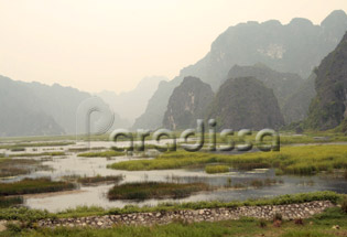 Le voyage en sampan à travers la réserve naturelle de Van Long vous offre un paysage irréel.