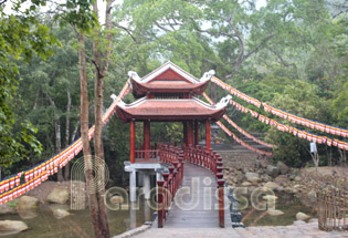 Entrance to the Yen Tu Pagoda - Quang Ninh Entrance to the Yen Tu Pagoda - Quang Ninh