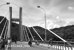 Dakrong Bridge