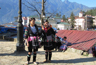 Des dames H'mongs noires à Sapa, Lao Cai, Vietnam