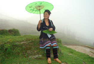 Une dame Hmong noire à Sapa