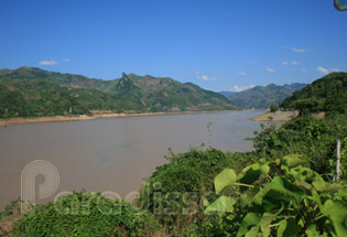 Da River at Moc Chau Da River at Moc Chau