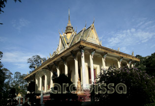 The main building of the Hang Pagoda