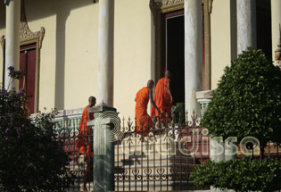 Monks coming into the main hall for afternoon meditation
