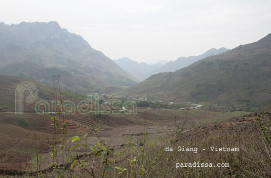 La route panoramique et les montagnes spectaculaires en dehors de la ville de Ha Giang