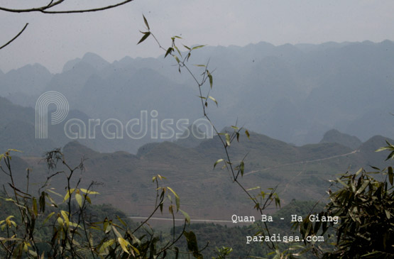Les montagnes sauvages à Quan Ba Ha Giang
