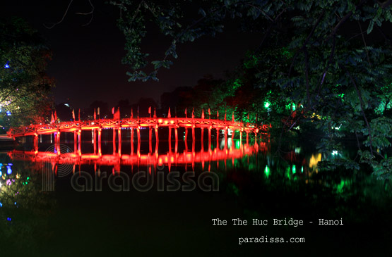 Le pont de The Huc reliant le bord et le temple de Ngoc Son sur le lac de Hoan Kiem à Hanoï