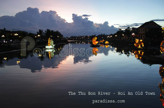 Hoi An Thu Bon River at night