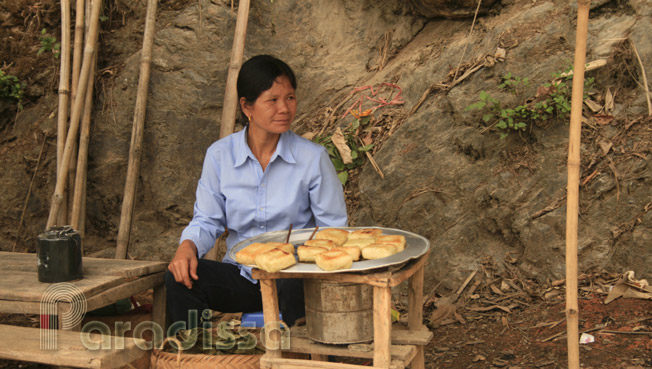 A cake vendor at Ha Hieu Market