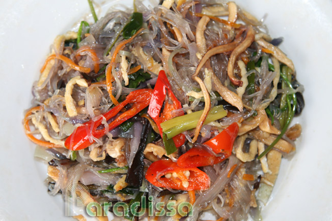 Stir-fried Mien with seafood, purple cabbage and eggs