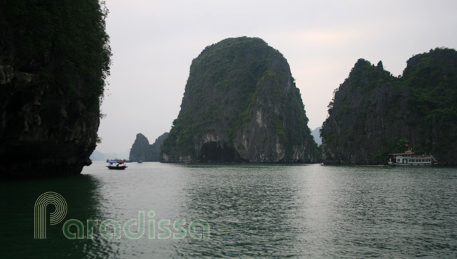 On the way back to the junk from Sung Sot Cave, I got a glimpse of the Bo Nau Cave further in the distance