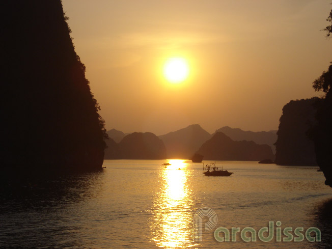 Coucher du soleil sur la baie d'Halong au Vietnam