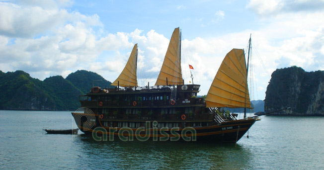 Une Jonque sur la baie d'Along au Vietnam