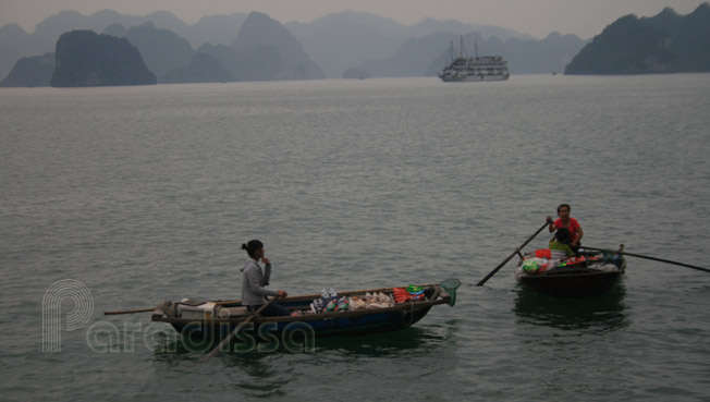 vendors on Halong Bay