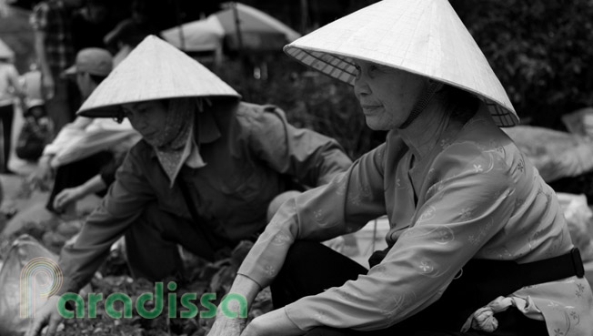 Des dames avec des chapeaux coniques