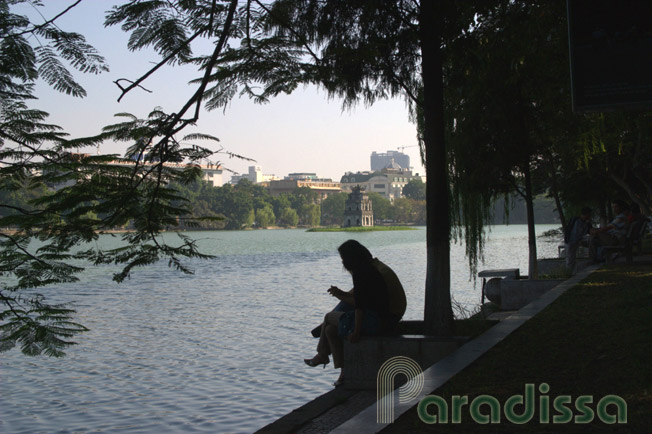 A couple seeking privacy by the Hoan Kiem Lake in Hanoi