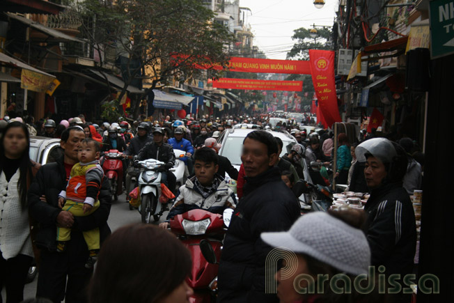 Le trafic dans le vieux quartier de Hanoï