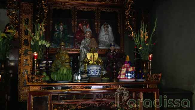 Altar for worshiping the Mothers of the Land at Tran Quoc