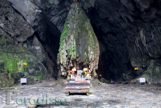The Huong Tich Cave (Vestige of Fragrance)
