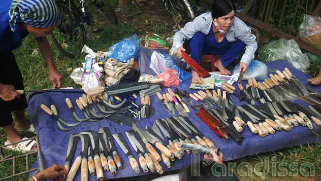 A knife shop at Mai Chau Market