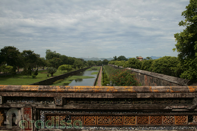 Des douves au tour de la citadelle de Hue