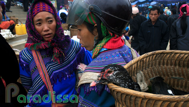 Des dames Hmongs fleuris au marché de Bac Ha