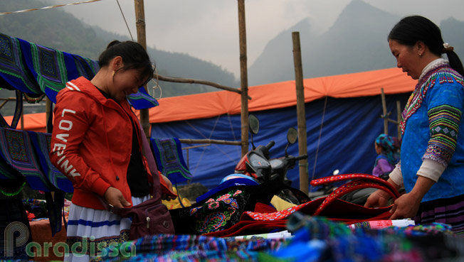 Two Hmong girls at Can Cau Market