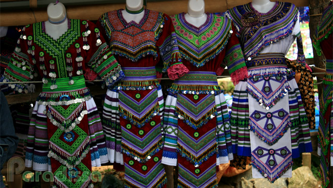 Hmong costumes at Can Cau Market