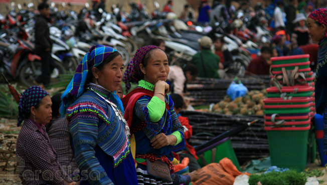 Hmong ladies at Can Cau