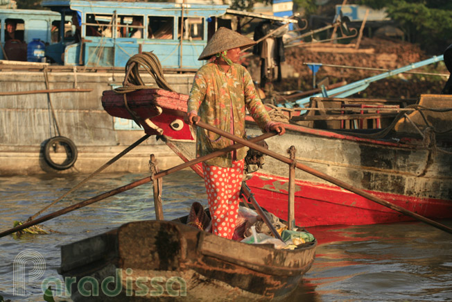 A lady rowing a boat on the Mekong River