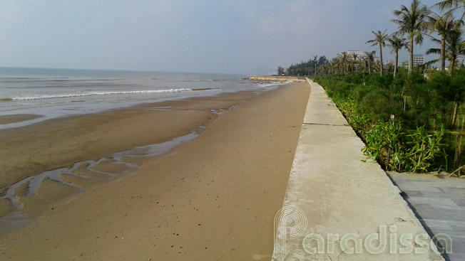 Une station de luxe de villégiature avec une plage privée de sable blanc qui s'étend sur 1km